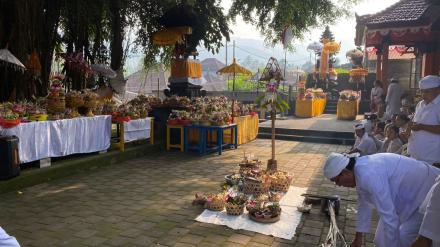 Piodalan Ring Padmasana Kantor Desa Kayuputih